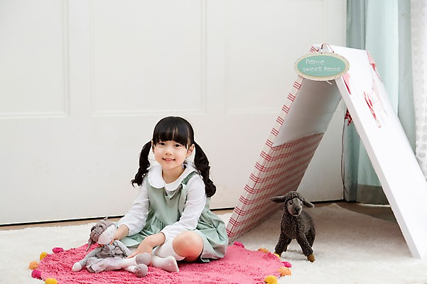 포토 JPG 전신 라이프스타일 여자 딸 어린이라이프 어린이 인형 놀이 실내 한명 미소 웃음 사람 앉기 동양인 소녀 앞모습 장난감 놀이용품 카펫 유치원생 한국인 매트 인형놀이 아이방 여자만 여자한명만 어린이만 소녀만 소녀한명만 국내포토 1 뷰포인트 가족 모션 표정 인종 내부 생활 방 오브젝트 파일형식