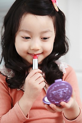 포토 JPG 라이프스타일 응시 여자 딸 어린이라이프 어린이 놀이 실내 한명 미소 웃음 들기 사람 동양인 소녀 상반신 앞모습 아웃포커스 화장 뷰티 화장품 유치원생 한국인 립스틱 화장용품 바르기 엄마놀이 여자만 여자한명만 어린이만 소녀만 소녀한명만 국내포토 1 시선 뷰포인트 가족 모션 촬영기법 표정 인종 내부 생활 미용용품 파일형식