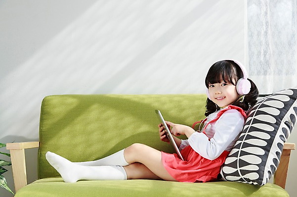 포토 JPG 전신 라이프스타일 여자 딸 어린이라이프 어린이 쿠션 실내 한명 미소 웃음 들기 사람 앉기 동양인 소녀 옆모습 소파 태블릿 햇빛 헤드폰 유치원생 음악감상 듣기 한국인 웹서핑 여자만 여자한명만 어린이만 소녀만 소녀한명만 국내포토 1 뷰포인트 음향기기 의자 가족 모션 표정 인종 내부 생활 전자제품 스마트기기 태양 감상 파일형식