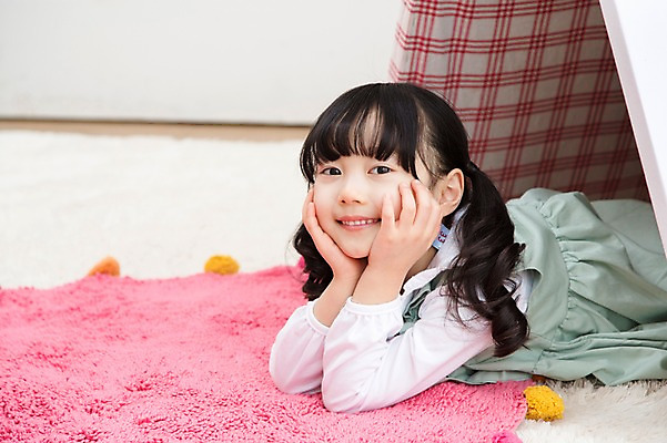 포토 JPG 라이프스타일 여자 딸 어린이라이프 어린이 엎드리기 놀이 실내 한명 미소 웃음 사람 동양인 소녀 상반신 옆모습 눕기 턱괴기 카펫 유치원생 한국인 매트 아이방 여자만 여자한명만 어린이만 소녀만 소녀한명만 국내포토 1 뷰포인트 가족 모션 표정 인종 내부 생활 방 파일형식