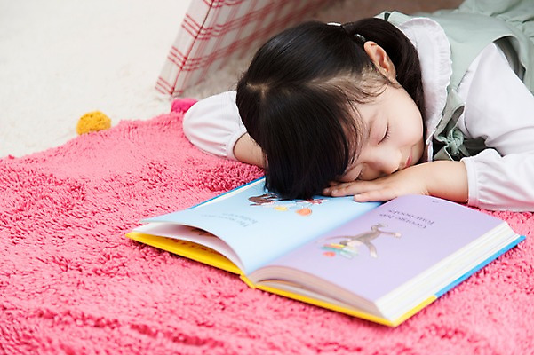 포토 JPG 라이프스타일 여자 딸 어린이라이프 어린이 엎드리기 실내 한명 사람 동양인 소녀 상반신 옆모습 책 눕기 독서 눈감음 카펫 유치원생 한국인 매트 잠 아이방 여자만 여자한명만 어린이만 소녀만 소녀한명만 국내포토 1 뷰포인트 가족 모션 인종 내부 생활 방 파일형식