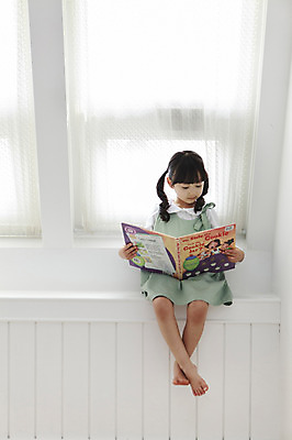 포토 JPG 전신 라이프스타일 응시 여자 딸 어린이라이프 어린이 창문 실내 한명 들기 사람 앉기 동양인 소녀 앞모습 책 독서 유치원생 한국인 창가 동화책 여자만 여자한명만 어린이만 소녀만 소녀한명만 국내포토 1 시선 뷰포인트 가족 모션 인종 내부 생활 파일형식