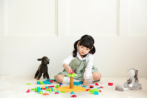 포토 JPG 전신 라이프스타일 여자 딸 어린이라이프 어린이 인형 놀이 실내 한명 사람 앉기 동양인 소녀 앞모습 장난감 놀이용품 블록 카펫 유치원생 한국인 매트 아이방 여자만 여자한명만 어린이만 소녀만 소녀한명만 국내포토 1 뷰포인트 가족 모션 인종 내부 생활 방 오브젝트 파일형식