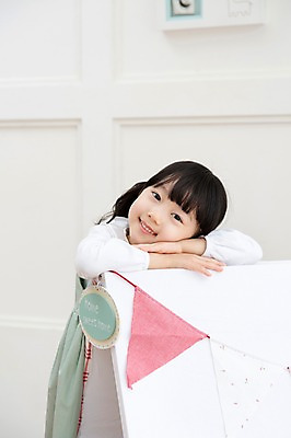 포토 JPG 라이프스타일 여자 딸 어린이라이프 어린이 놀이 실내 한명 미소 웃음 사람 동양인 소녀 상반신 앞모습 기댐 유치원생 한국인 아이방 여자만 여자한명만 어린이만 소녀만 소녀한명만 국내포토 1 뷰포인트 가족 모션 표정 인종 내부 생활 방 파일형식