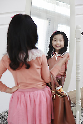 포토 JPG 라이프스타일 여자 패션 딸 어린이라이프 어린이 가방 놀이 실내 한명 서기 미소 웃음 들기 사람 동양인 소녀 뒷모습 아웃포커스 반사 카펫 유치원생 거울 한국인 핸드백 매트 엄마놀이 여자만 여자한명만 어린이만 소녀만 소녀한명만 국내포토 1 잡화 뷰포인트 가족 모션 촬영기법 표정 인종 내부 생활 파일형식