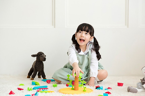 포토 JPG 전신 라이프스타일 여자 딸 어린이라이프 어린이 인형 놀이 실내 한명 미소 웃음 사람 앉기 동양인 소녀 앞모습 장난감 놀이용품 블록 카펫 유치원생 한국인 매트 아이방 여자만 여자한명만 어린이만 소녀만 소녀한명만 국내포토 1 뷰포인트 가족 모션 표정 인종 내부 생활 방 오브젝트 파일형식