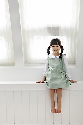 포토 JPG 전신 라이프스타일 여자 딸 어린이라이프 어린이 창문 실내 한명 미소 웃음 사람 앉기 동양인 소녀 앞모습 유치원생 한국인 창가 여자만 여자한명만 어린이만 소녀만 소녀한명만 국내포토 1 뷰포인트 가족 모션 표정 인종 내부 생활 파일형식