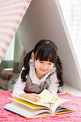 포토 JPG 라이프스타일 응시 여자 딸 어린이라이프 어린이 엎드리기 실내 한명 미소 웃음 사람 동양인 소녀 앞모습 책 눕기 독서 카펫 유치원생 한국인 매트 동화책 아이방 여자만 여자한명만 어린이만 소녀만 소녀한명만 국내포토 1 시선 뷰포인트 가족 모션 표정 인종 내부 생활 방 파일형식