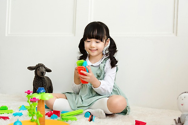 포토 JPG 전신 라이프스타일 여자 딸 어린이라이프 어린이 인형 놀이 실내 한명 미소 웃음 들기 사람 앉기 동양인 소녀 앞모습 장난감 놀이용품 블록 카펫 유치원생 한국인 매트 아이방 여자만 여자한명만 어린이만 소녀만 소녀한명만 국내포토 1 뷰포인트 가족 모션 표정 인종 내부 생활 방 오브젝트 파일형식