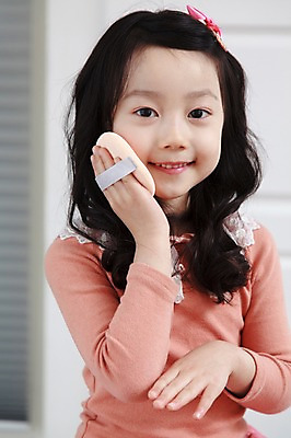 포토 JPG 라이프스타일 여자 딸 어린이라이프 어린이 놀이 실내 한명 미소 웃음 들기 사람 동양인 소녀 상반신 앞모습 아웃포커스 화장 뷰티 화장품 유치원생 한국인 화장용품 바르기 퍼프 엄마놀이 여자만 여자한명만 어린이만 소녀만 소녀한명만 국내포토 1 뷰포인트 가족 모션 촬영기법 표정 인종 내부 생활 미용용품 파일형식