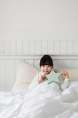 포토 JPG 라이프스타일 여자 딸 어린이라이프 별 어린이 베개 실내 한명 미소 웃음 사람 동양인 소녀 상반신 앞모습 눕기 장난감 유치원생 침실 한국인 침대 잠 여자만 여자한명만 어린이만 소녀만 소녀한명만 국내포토 자연요소 1 뷰포인트 가구 가족 침구 모션 표정 인종 내부 생활 파일형식
