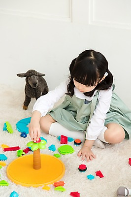 포토 JPG 전신 라이프스타일 여자 딸 어린이라이프 어린이 인형 놀이 실내 한명 사람 앉기 동양인 소녀 앞모습 장난감 놀이용품 블록 카펫 유치원생 한국인 매트 아이방 여자만 여자한명만 어린이만 소녀만 소녀한명만 국내포토 1 뷰포인트 가족 모션 인종 내부 생활 방 오브젝트 파일형식