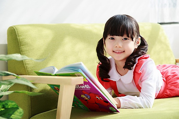 포토 JPG 라이프스타일 여자 딸 어린이라이프 어린이 엎드리기 실내 한명 미소 웃음 사람 동양인 소녀 상반신 책 소파 눕기 독서 햇빛 유치원생 한국인 동화책 여자만 여자한명만 어린이만 소녀만 소녀한명만 국내포토 1 의자 가족 모션 표정 인종 내부 생활 태양 파일형식