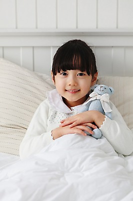 포토 JPG 라이프스타일 여자 딸 어린이라이프 어린이 인형 베개 안기 실내 한명 미소 웃음 사람 동양인 소녀 상반신 앞모습 눕기 유치원생 곰인형 침실 한국인 침대 잠 여자만 여자한명만 어린이만 소녀만 소녀한명만 국내포토 1 뷰포인트 가구 가족 침구 모션 표정 인종 내부 생활 파일형식