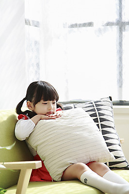 포토 JPG 라이프스타일 여자 딸 어린이라이프 어린이 쿠션 창문 휴식 실내 한명 사람 앉기 동양인 소녀 소파 햇빛 유치원생 한국인 고독 여자만 여자한명만 어린이만 소녀만 소녀한명만 국내포토 1 감정 컨셉 의자 가족 모션 인종 내부 생활 태양 파일형식