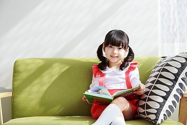 포토 JPG 라이프스타일 여자 딸 어린이라이프 어린이 쿠션 실내 한명 미소 웃음 들기 사람 앉기 동양인 소녀 앞모습 책 소파 독서 햇빛 유치원생 한국인 다리꼬기 동화책 여자만 여자한명만 어린이만 소녀만 소녀한명만 국내포토 1 뷰포인트 의자 가족 모션 표정 인종 내부 생활 태양 파일형식