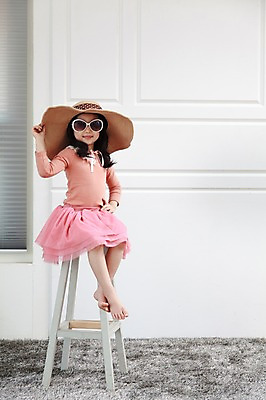 포토 JPG 전신 모자 라이프스타일 여자 패션 딸 어린이라이프 어린이 의자 놀이 실내 한명 미소 웃음 사람 앉기 동양인 소녀 선글라스 카펫 유치원생 한국인 매트 엄마놀이 여자만 여자한명만 어린이만 소녀만 소녀한명만 국내포토 1 잡화 안경 가구 가족 모션 표정 인종 내부 생활 파일형식