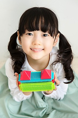 포토 JPG 라이프스타일 여자 딸 어린이라이프 어린이 놀이 실내 한명 미소 웃음 들기 사람 앉기 동양인 소녀 앞모습 장난감 놀이용품 블록 유치원생 한국인 여자만 여자한명만 어린이만 소녀만 소녀한명만 국내포토 1 뷰포인트 가족 모션 표정 인종 내부 생활 오브젝트 파일형식