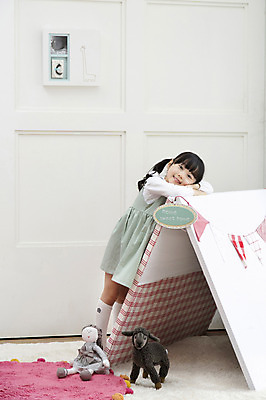 포토 JPG 전신 라이프스타일 여자 딸 어린이라이프 어린이 인형 놀이 실내 한명 서기 미소 웃음 사람 동양인 소녀 장난감 놀이용품 기댐 카펫 유치원생 한국인 매트 인형놀이 아이방 여자만 여자한명만 어린이만 소녀만 소녀한명만 국내포토 1 가족 모션 표정 인종 내부 생활 방 오브젝트 파일형식