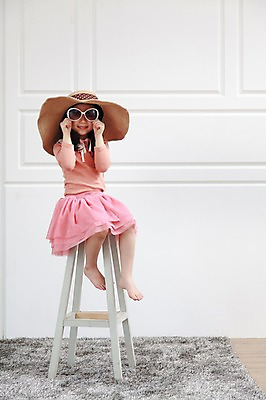 포토 JPG 전신 모자 라이프스타일 여자 패션 딸 어린이라이프 어린이 의자 놀이 실내 한명 미소 웃음 사람 앉기 동양인 소녀 선글라스 카펫 유치원생 한국인 매트 엄마놀이 여자만 여자한명만 어린이만 소녀만 소녀한명만 국내포토 1 잡화 안경 가구 가족 모션 표정 인종 내부 생활 파일형식