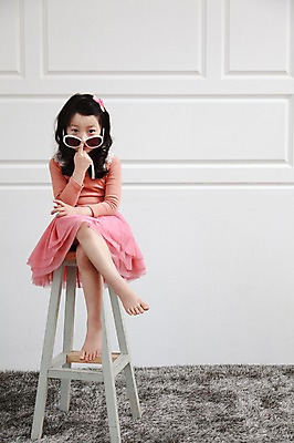 포토 JPG 전신 라이프스타일 여자 패션 딸 어린이라이프 어린이 의자 놀이 실내 한명 사람 앉기 동양인 소녀 선글라스 카펫 유치원생 한국인 매트 다리꼬기 엄마놀이 여자만 여자한명만 어린이만 소녀만 소녀한명만 국내포토 1 안경 가구 가족 모션 인종 내부 생활 파일형식