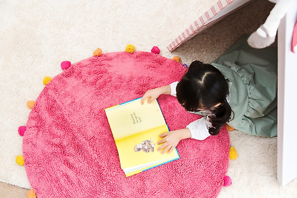 포토 JPG 라이프스타일 응시 여자 딸 어린이라이프 어린이 엎드리기 실내 한명 사람 동양인 소녀 상반신 뒷모습 책 하이앵글 눕기 독서 카펫 유치원생 한국인 매트 동화책 아이방 여자만 여자한명만 어린이만 소녀만 소녀한명만 국내포토 1 시선 뷰포인트 가족 모션 인종 내부 생활 방 파일형식