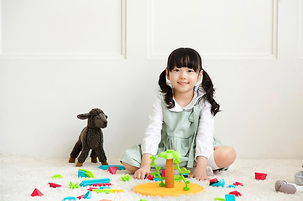 포토 JPG 전신 라이프스타일 여자 딸 어린이라이프 어린이 인형 놀이 실내 한명 미소 웃음 사람 앉기 동양인 소녀 앞모습 장난감 놀이용품 블록 카펫 유치원생 한국인 매트 아이방 여자만 여자한명만 어린이만 소녀만 소녀한명만 국내포토 1 뷰포인트 가족 모션 표정 인종 내부 생활 방 오브젝트 파일형식