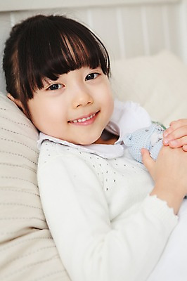 포토 JPG 라이프스타일 여자 딸 어린이라이프 어린이 인형 실내 한명 미소 웃음 사람 동양인 소녀 상반신 눕기 유치원생 곰인형 침실 한국인 침대 잠 여자만 여자한명만 어린이만 소녀만 소녀한명만 국내포토 1 가구 가족 모션 표정 인종 내부 생활 파일형식