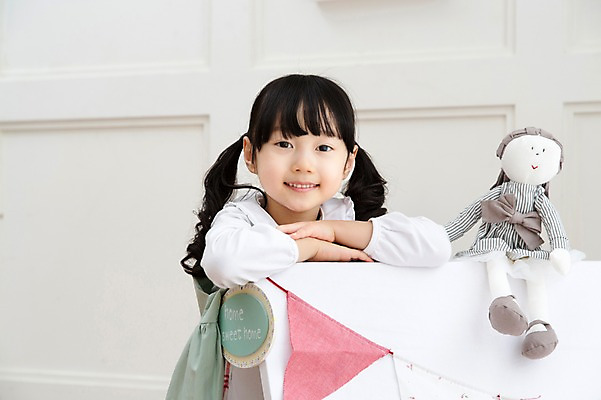 포토 JPG 라이프스타일 여자 딸 어린이라이프 어린이 인형 놀이 실내 한명 미소 웃음 사람 동양인 소녀 상반신 앞모습 장난감 놀이용품 유치원생 한국인 인형놀이 아이방 여자만 여자한명만 어린이만 소녀만 소녀한명만 국내포토 1 뷰포인트 가족 표정 인종 내부 생활 방 오브젝트 파일형식