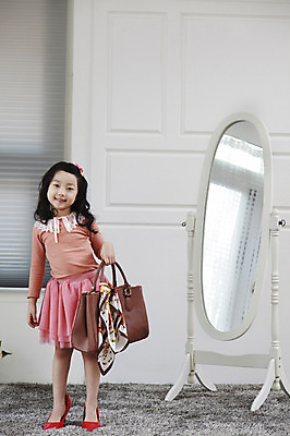 포토 JPG 전신 라이프스타일 여자 패션 딸 어린이라이프 어린이 구두 가방 놀이 실내 한명 서기 미소 웃음 들기 사람 동양인 소녀 앞모습 빨간색 스카프 카펫 유치원생 거울 한국인 핸드백 매트 엄마놀이 여자만 여자한명만 어린이만 소녀만 소녀한명만 국내포토 1 잡화 뷰포인트 컬러 신발 가족 모션 표정 인종 내부 생활 목도리 파일형식