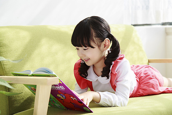 포토 JPG 라이프스타일 응시 여자 딸 어린이라이프 어린이 엎드리기 실내 한명 미소 웃음 사람 동양인 소녀 옆모습 책 소파 눕기 독서 햇빛 유치원생 한국인 동화책 여자만 여자한명만 어린이만 소녀만 소녀한명만 국내포토 1 시선 뷰포인트 의자 가족 모션 표정 인종 내부 생활 태양 파일형식