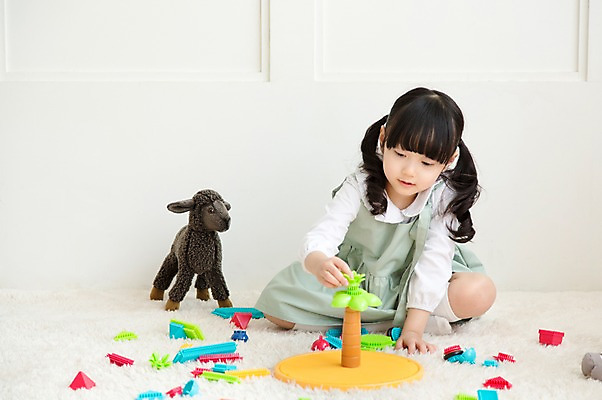 포토 JPG 전신 라이프스타일 여자 딸 어린이라이프 어린이 인형 놀이 실내 한명 사람 앉기 동양인 소녀 앞모습 장난감 놀이용품 블록 카펫 유치원생 한국인 매트 아이방 여자만 여자한명만 어린이만 소녀만 소녀한명만 국내포토 1 뷰포인트 가족 모션 인종 내부 생활 방 오브젝트 파일형식