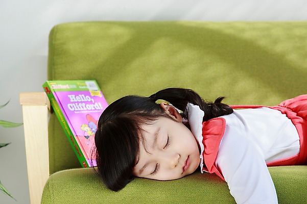 포토 JPG 라이프스타일 여자 딸 어린이라이프 어린이 엎드리기 실내 한명 사람 동양인 소녀 상반신 옆모습 책 소파 눕기 독서 햇빛 눈감음 유치원생 한국인 잠 여자만 여자한명만 어린이만 소녀만 소녀한명만 국내포토 1 뷰포인트 의자 가족 모션 인종 내부 생활 태양 파일형식