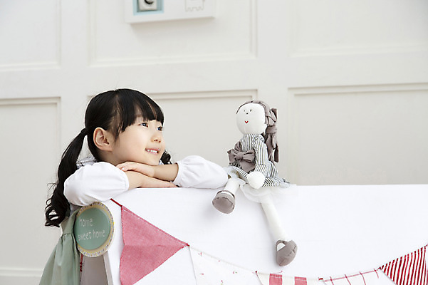 포토 JPG 라이프스타일 응시 여자 딸 어린이라이프 어린이 인형 놀이 실내 한명 미소 웃음 사람 동양인 소녀 상반신 옆모습 장난감 놀이용품 턱괴기 유치원생 한국인 인형놀이 아이방 여자만 여자한명만 어린이만 소녀만 소녀한명만 국내포토 1 시선 뷰포인트 가족 모션 표정 인종 내부 생활 방 오브젝트 파일형식