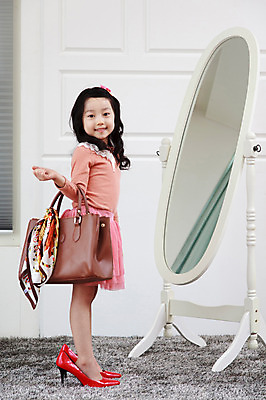 포토 JPG 전신 라이프스타일 여자 패션 딸 어린이라이프 어린이 구두 가방 놀이 실내 한명 서기 미소 웃음 들기 사람 동양인 소녀 옆모습 빨간색 스카프 카펫 유치원생 거울 한국인 핸드백 매트 엄마놀이 여자만 여자한명만 어린이만 소녀만 소녀한명만 국내포토 1 잡화 뷰포인트 컬러 신발 가족 모션 표정 인종 내부 생활 목도리 파일형식