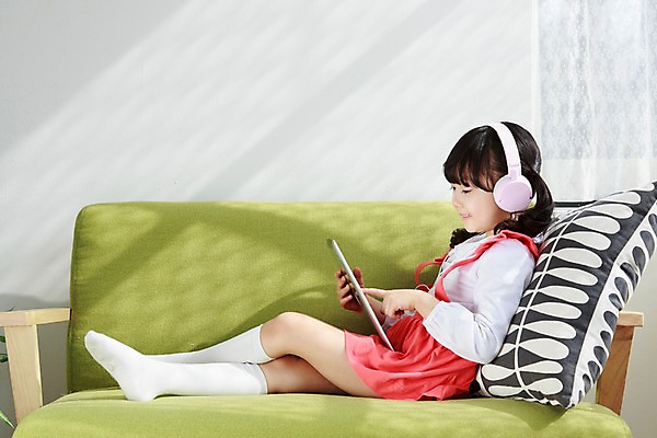 포토 JPG 전신 라이프스타일 응시 여자 딸 어린이라이프 어린이 쿠션 실내 한명 미소 웃음 들기 사람 앉기 동양인 소녀 옆모습 소파 태블릿 햇빛 헤드폰 유치원생 음악감상 듣기 한국인 웹서핑 여자만 여자한명만 어린이만 소녀만 소녀한명만 국내포토 1 시선 뷰포인트 음향기기 의자 가족 모션 표정 인종 내부 생활 전자제품 스마트기기 태양 감상 파일형식
