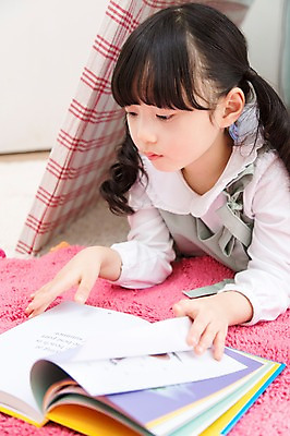 포토 JPG 라이프스타일 응시 여자 딸 어린이라이프 어린이 엎드리기 실내 한명 사람 동양인 소녀 상반신 책 눕기 독서 유치원생 한국인 동화책 여자만 여자한명만 어린이만 소녀만 소녀한명만 국내포토 1 시선 가족 모션 인종 내부 생활 파일형식