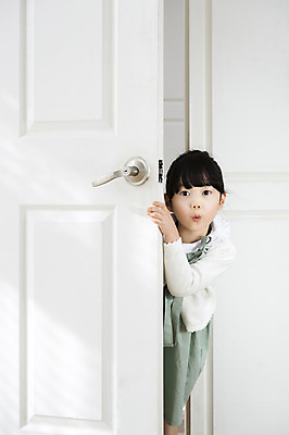 포토 JPG 라이프스타일 여자 딸 어린이라이프 어린이 장난 놀이 실내 한명 서기 사람 동양인 소녀 앞모습 소파 문 유치원생 한국인 방문 여자만 여자한명만 어린이만 소녀만 소녀한명만 국내포토 1 뷰포인트 의자 가족 모션 인종 내부 생활 파일형식