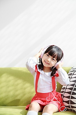 포토 JPG 라이프스타일 여자 딸 어린이라이프 어린이 쿠션 실내 한명 미소 웃음 사람 앉기 동양인 소녀 앞모습 소파 햇빛 헤드폰 유치원생 음악감상 듣기 한국인 여자만 여자한명만 어린이만 소녀만 소녀한명만 국내포토 1 뷰포인트 음향기기 의자 가족 모션 표정 인종 내부 생활 태양 감상 파일형식
