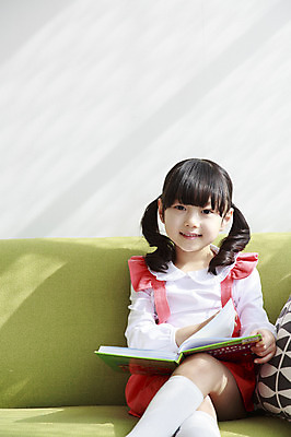 포토 JPG 라이프스타일 여자 딸 어린이라이프 어린이 실내 한명 미소 웃음 사람 앉기 동양인 소녀 앞모습 책 소파 독서 햇빛 유치원생 한국인 다리꼬기 동화책 여자만 여자한명만 어린이만 소녀만 소녀한명만 국내포토 1 뷰포인트 의자 가족 모션 표정 인종 내부 생활 태양 파일형식