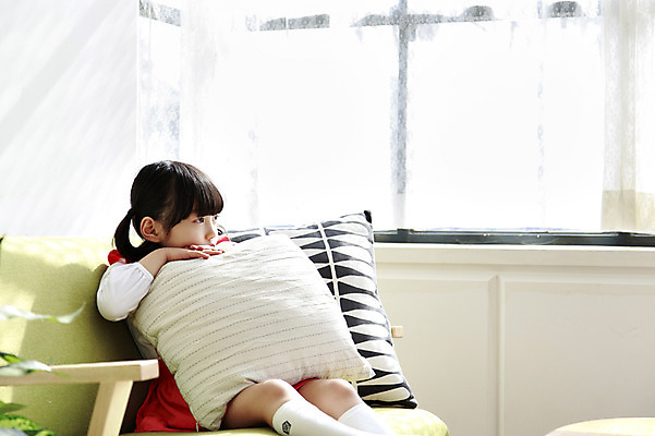 포토 JPG 라이프스타일 응시 여자 딸 어린이라이프 어린이 쿠션 창문 휴식 실내 한명 사람 앉기 동양인 소녀 옆모습 소파 햇빛 유치원생 한국인 고독 여자만 여자한명만 어린이만 소녀만 소녀한명만 국내포토 1 시선 감정 뷰포인트 컨셉 의자 가족 모션 인종 내부 생활 태양 파일형식