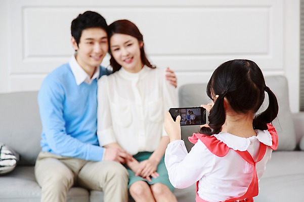 포토 JPG 라이프스타일 여자 남자 딸 어린이 거실 가족 엄마 함께함 실내 미소 웃음 들기 사람 앉기 동양인 소녀 상반신 성인 앞모습 뒷모습 아웃포커스 세명 30대 스마트폰 부모 소파 사진촬영 화목 다정 유치원생 한국인 자녀 가족라이프 아빠 핵가족 국내포토 뷰포인트 컨셉 의자 관계 모션 촬영기법 표정 인종 내부 생활 장년 핸드폰 스마트기기 촬영 파일형식