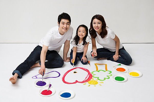 포토 JPG 전신 라이프스타일 접시 여자 남자 딸 어린이 가족 놀이 엄마 함께함 실내 미술 미소 웃음 사람 앉기 동양인 소녀 성인 앞모습 캐주얼 세명 30대 부모 화목 다정 페인트 물감 그림물감 유치원생 한국인 자녀 청바지 붓 가족라이프 그리기 아빠 핵가족 그림 국내포토 식기 옷 뷰포인트 컨셉 바지 관계 모션 문화예술 표정 인종 내부 생활 장년 미술도구 파일형식