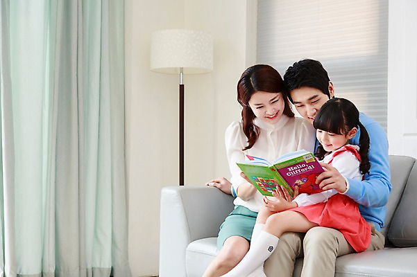 포토 JPG 라이프스타일 응시 여자 남자 딸 어린이 거실 가족 엄마 함께함 실내 미소 웃음 들기 사람 앉기 동양인 소녀 성인 앞모습 책 세명 30대 부모 소파 독서 화목 다정 유치원생 한국인 자녀 스탠드 가족라이프 커튼 아빠 핵가족 동화책 국내포토 시선 뷰포인트 컨셉 의자 관계 모션 조명 표정 인종 내부 생활 장년 파일형식