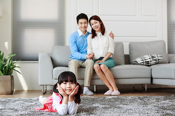 포토 JPG 전신 라이프스타일 여자 남자 딸 화분 어린이 엎드리기 거실 가족 엄마 휴식 함께함 실내 미소 웃음 사람 앉기 동양인 소녀 성인 앞모습 아웃포커스 세명 30대 부모 소파 턱괴기 화목 다정 카펫 유치원생 한국인 매트 자녀 가족라이프 아빠 핵가족 국내포토 뷰포인트 컨셉 의자 관계 모션 촬영기법 표정 인종 내부 생활 장년 파일형식