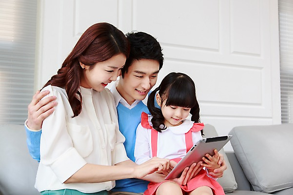 포토 JPG 라이프스타일 응시 여자 남자 딸 어린이 거실 가족 엄마 함께함 실내 미소 웃음 들기 사람 앉기 동양인 소녀 상반신 성인 세명 30대 부모 소파 태블릿 화목 다정 유치원생 한국인 자녀 웹서핑 가족라이프 아빠 핵가족 국내포토 시선 컨셉 의자 관계 모션 표정 인종 내부 생활 장년 전자제품 스마트기기 파일형식