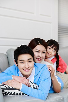 포토 JPG 라이프스타일 여자 남자 딸 어린이 엎드리기 거실 가족 엄마 휴식 함께함 실내 미소 웃음 사람 동양인 소녀 성인 앞모습 세명 30대 부모 소파 화목 다정 유치원생 한국인 자녀 가족라이프 아빠 핵가족 국내포토 뷰포인트 컨셉 의자 관계 모션 표정 인종 내부 생활 장년 파일형식