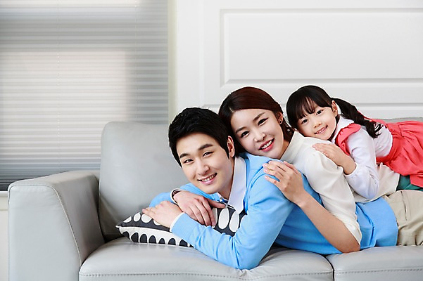 포토 JPG 라이프스타일 여자 남자 딸 어린이 엎드리기 거실 가족 엄마 휴식 함께함 실내 미소 웃음 사람 동양인 소녀 상반신 성인 옆모습 세명 30대 부모 소파 화목 다정 유치원생 한국인 자녀 가족라이프 아빠 핵가족 국내포토 뷰포인트 컨셉 의자 관계 모션 표정 인종 내부 생활 장년 파일형식