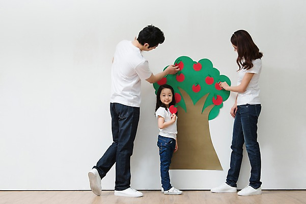 포토 JPG 전신 나무 라이프스타일 여자 열매 남자 딸 어린이 벽 가족 놀이 엄마 함께함 실내 미술 서기 미소 웃음 사람 동양인 소녀 성인 옆모습 캐주얼 세명 30대 부모 화목 다정 유치원생 한국인 자녀 청바지 가족라이프 그리기 아빠 사과 핵가족 그림 국내포토 식물 옷 뷰포인트 컨셉 과일 바지 관계 모션 문화예술 표정 인종 내부 생활 장년 파일형식