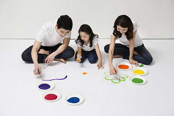 포토 JPG 전신 라이프스타일 접시 여자 남자 딸 어린이 가족 놀이 엄마 함께함 실내 미술 사람 앉기 동양인 소녀 성인 앞모습 캐주얼 세명 30대 부모 화목 다정 페인트 물감 그림물감 유치원생 한국인 자녀 청바지 붓 가족라이프 그리기 아빠 핵가족 그림 국내포토 식기 옷 뷰포인트 컨셉 바지 관계 모션 문화예술 인종 내부 생활 장년 미술도구 파일형식